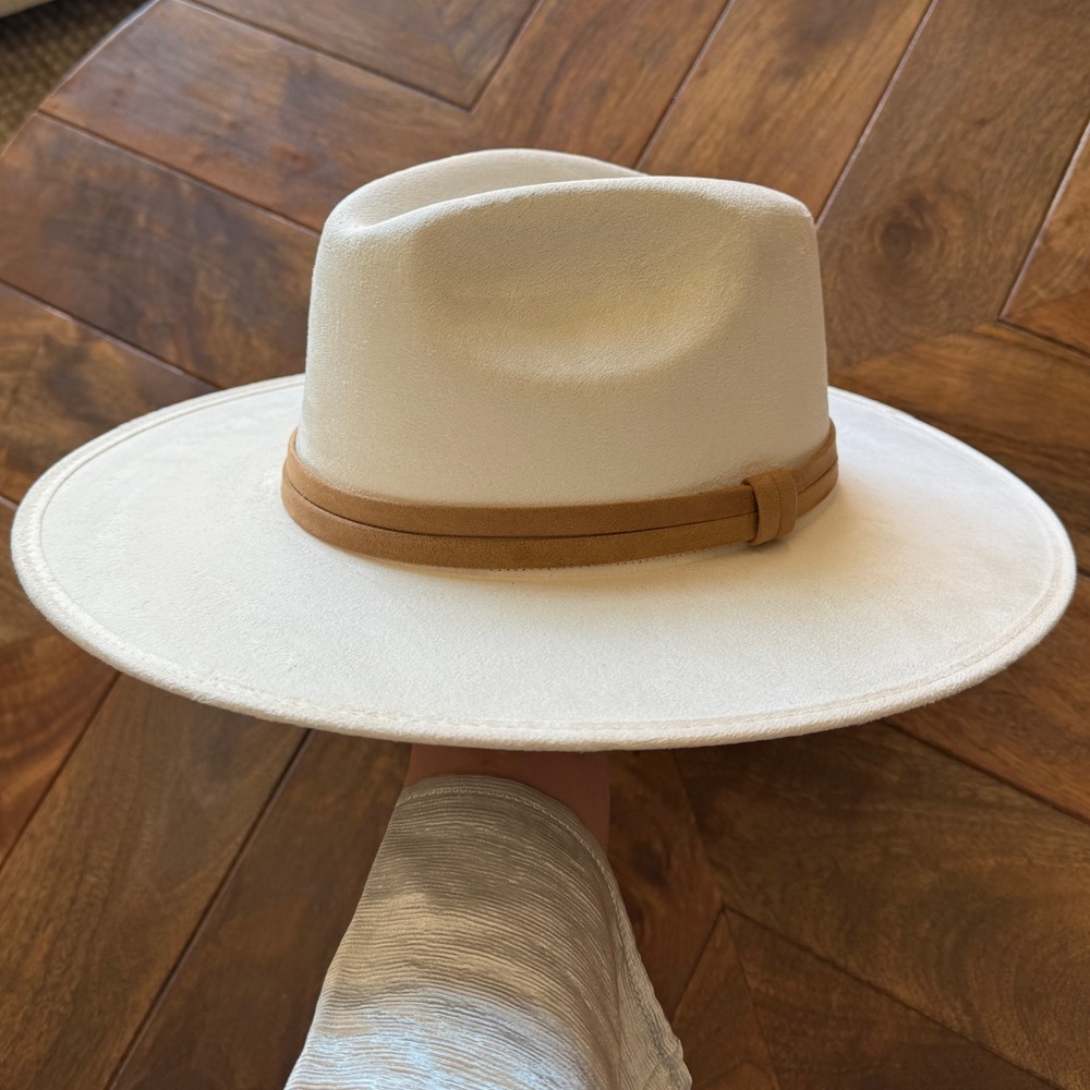 Wide brim hat